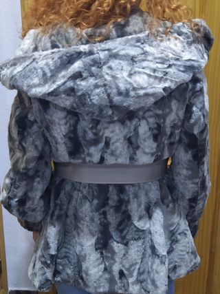 Chaquetón gris d pelo sintético planchado