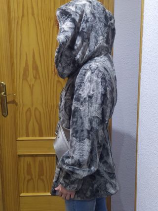 Chaquetón gris d pelo sintético planchado