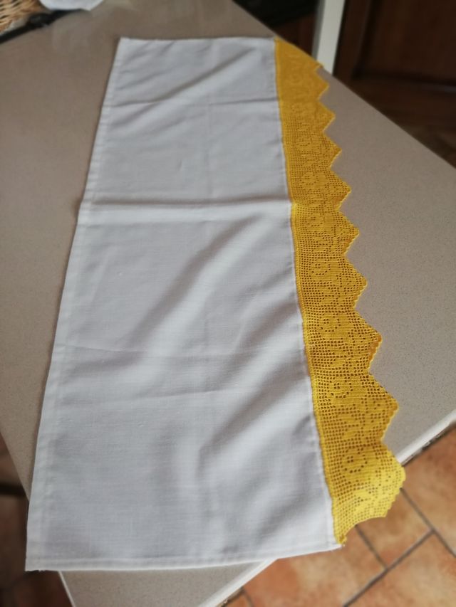 Centrini con bordure lavorate all'uncinetto. 