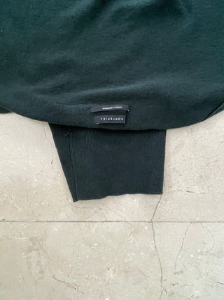 Jersey cuello alto verde marca Cortefiel