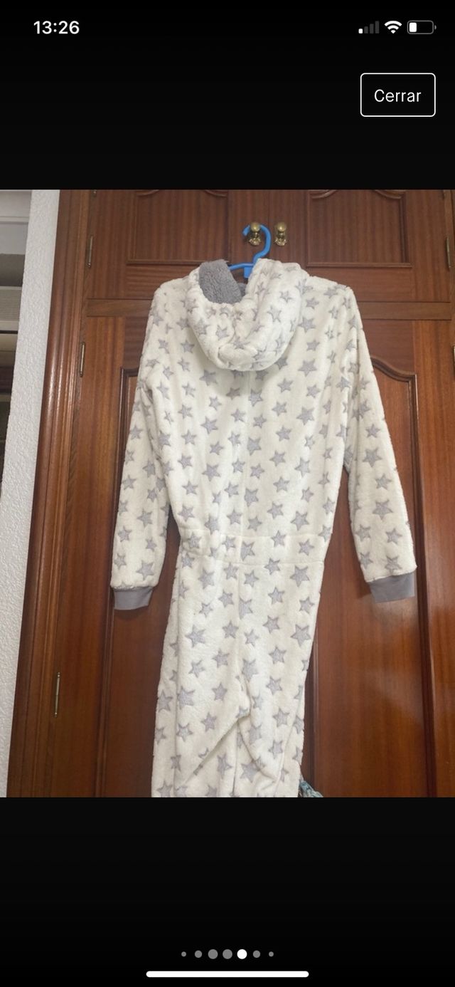 Pijama enterizo con pelito por dentro y por fuera.