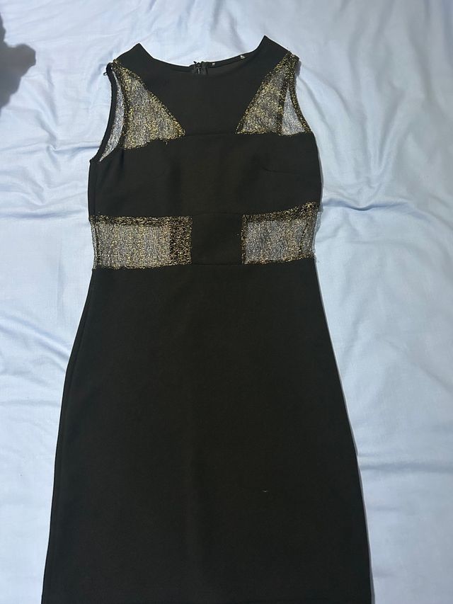 vestido negro y dorado