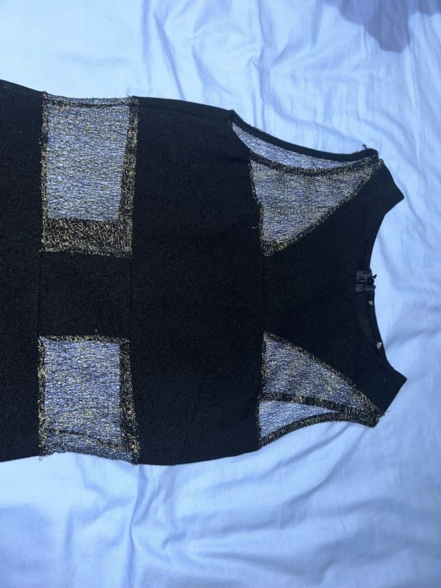 vestido negro y dorado