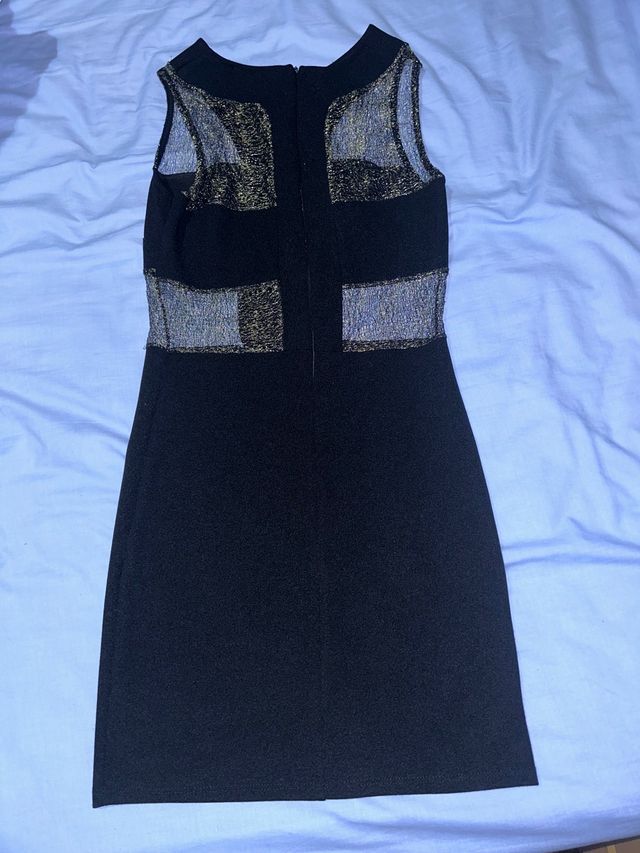 vestido negro y dorado