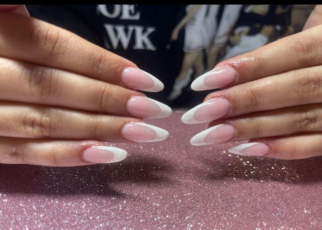 uñas acrilicas y esmaltadas  y semipermanentes