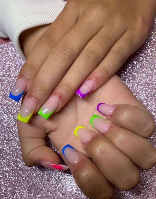 uñas acrilicas y esmaltadas  y semipermanentes