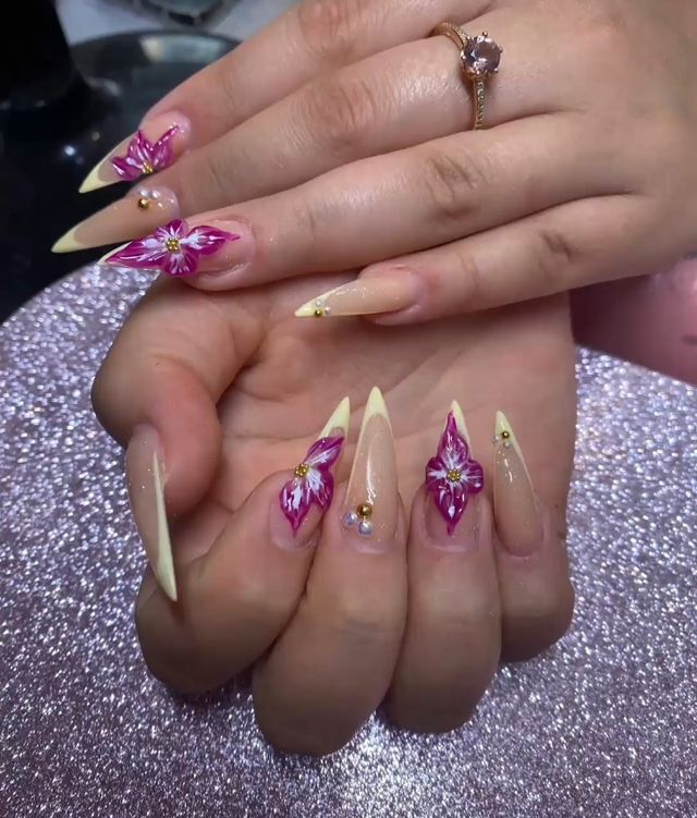 uñas acrilicas y esmaltadas  y semipermanentes