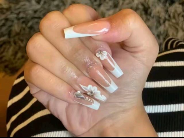 uñas acrilicas y esmaltadas  y semipermanentes