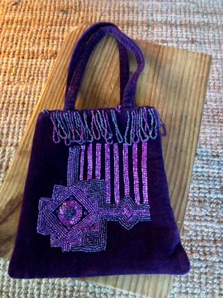Bolso pequeño de terciopelo con piedras 