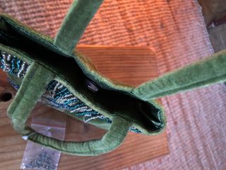 Bolso pequeño de terciopelo con piedras 