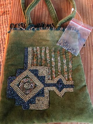 Bolso pequeño de terciopelo con piedras 