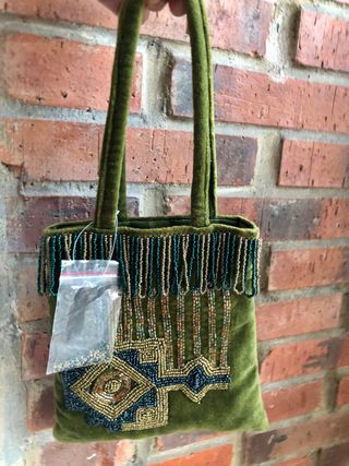 Bolso pequeño de terciopelo con piedras 
