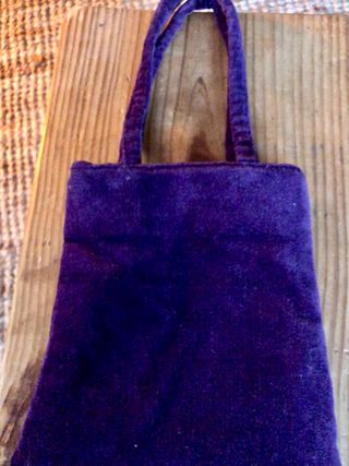 Bolso pequeño de terciopelo con piedras 