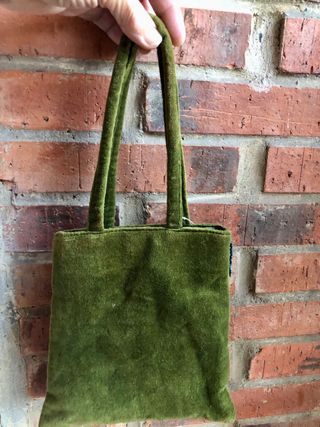 Bolso pequeño de terciopelo con piedras 