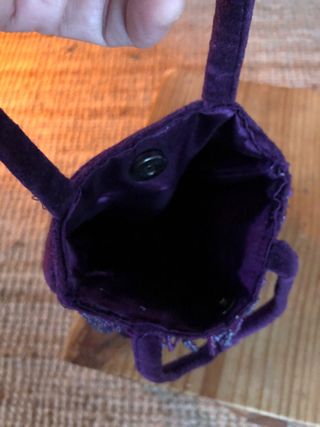Bolso pequeño de terciopelo con piedras 