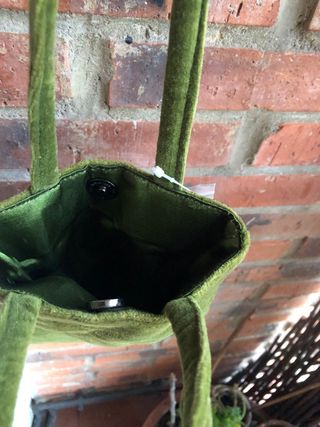 Bolso pequeño de terciopelo con piedras 