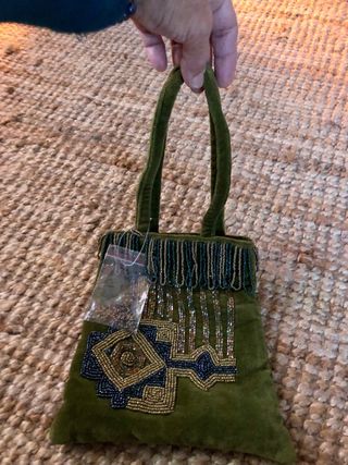 Bolso pequeño de terciopelo con piedras 