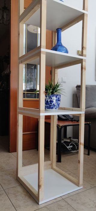 THORHILDUR: Estantería nórdica