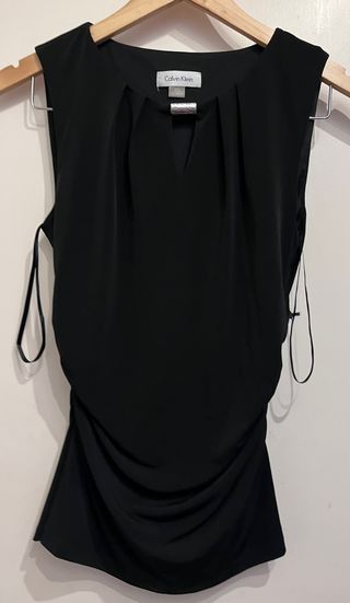 camiseta Calvin Klein con detalle en cuello