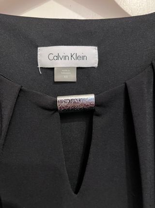camiseta Calvin Klein con detalle en cuello