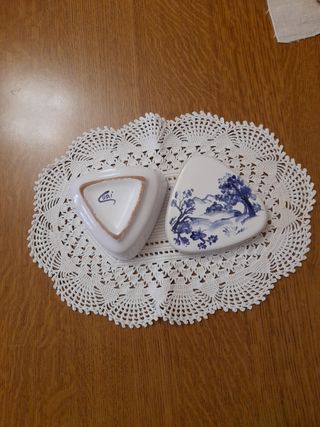 Scatola portagioie in ceramica.