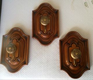 Tre attaccapanni in legno singoli 