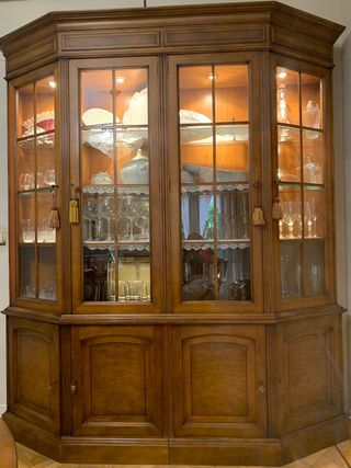 Vitrina de madera maciza con marqueteria