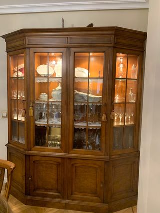 Vitrina de madera maciza con marqueteria