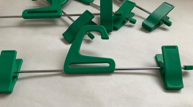 LOTTO di 6 grucce vintage per abiti per adulti