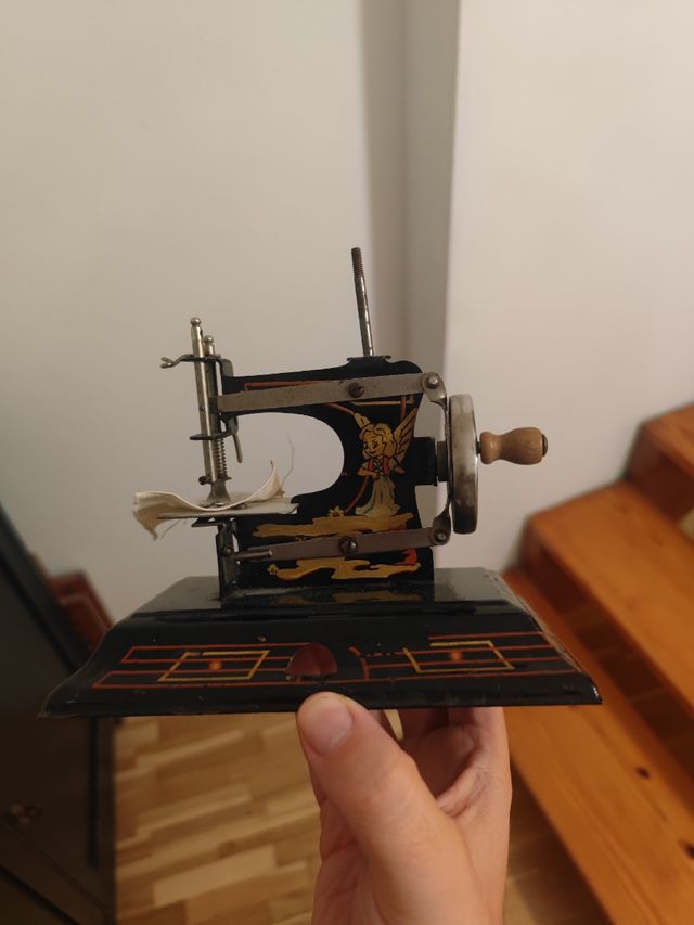 Maquina de coser de juguete