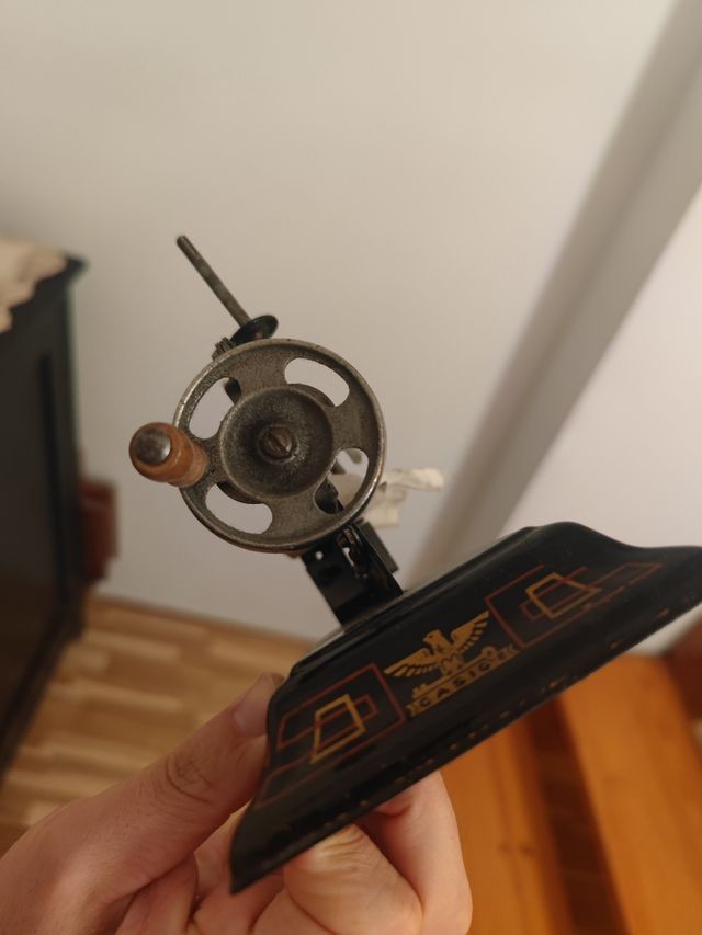 Maquina de coser de juguete