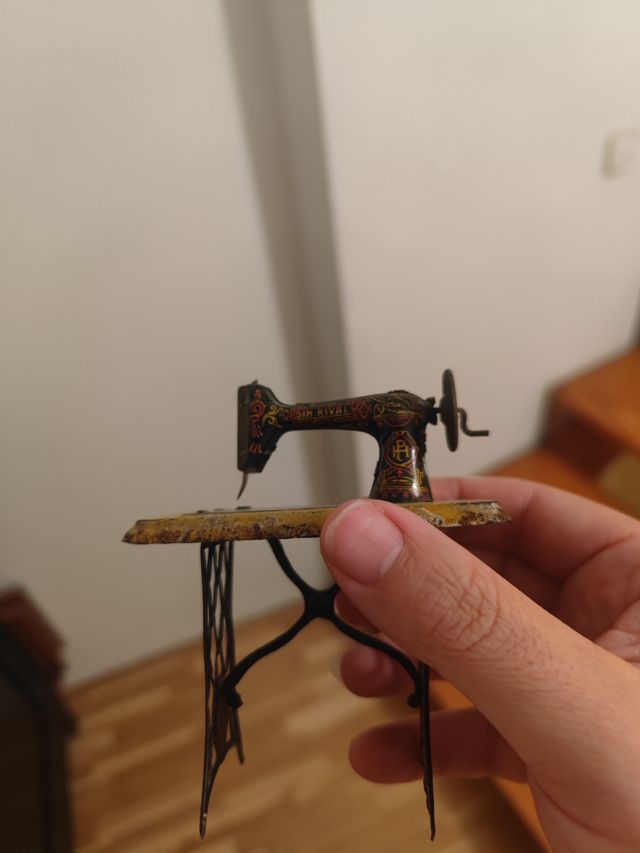 Maquina de coser de juguete
