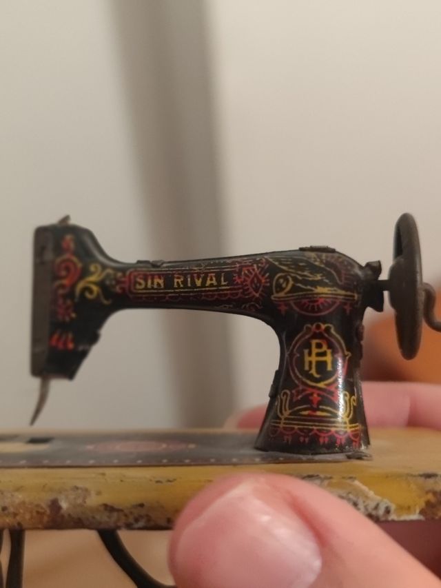 Maquina de coser de juguete