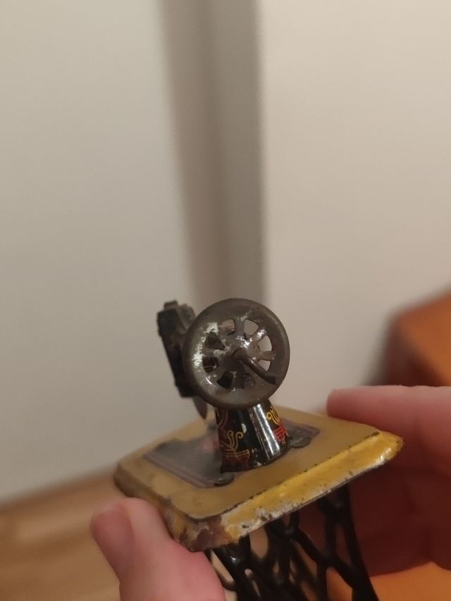 Maquina de coser de juguete