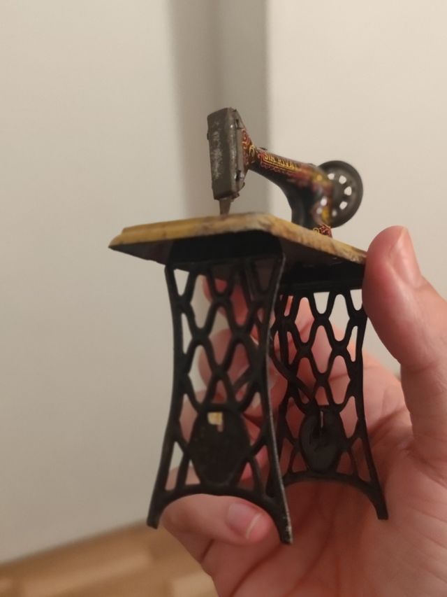 Maquina de coser de juguete