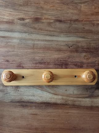 Colgador de pared de madera.