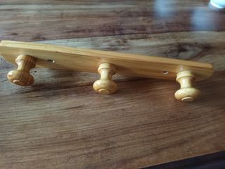 Colgador de pared de madera.