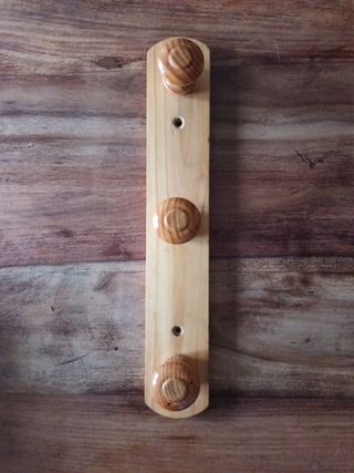 Colgador de pared de madera.