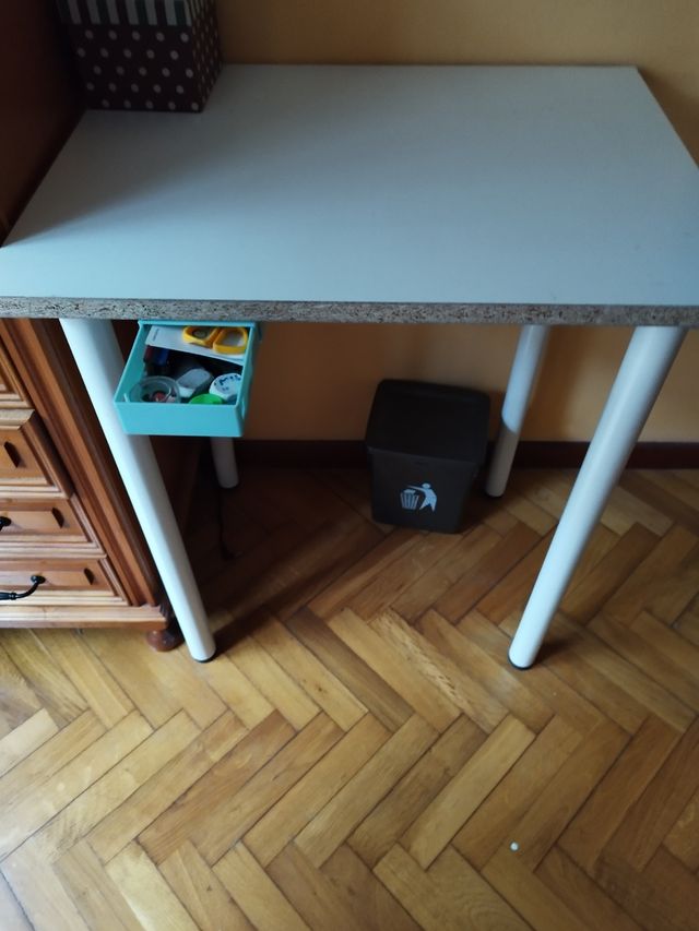 Escritorio y silla blanco. No sé hacen envíos