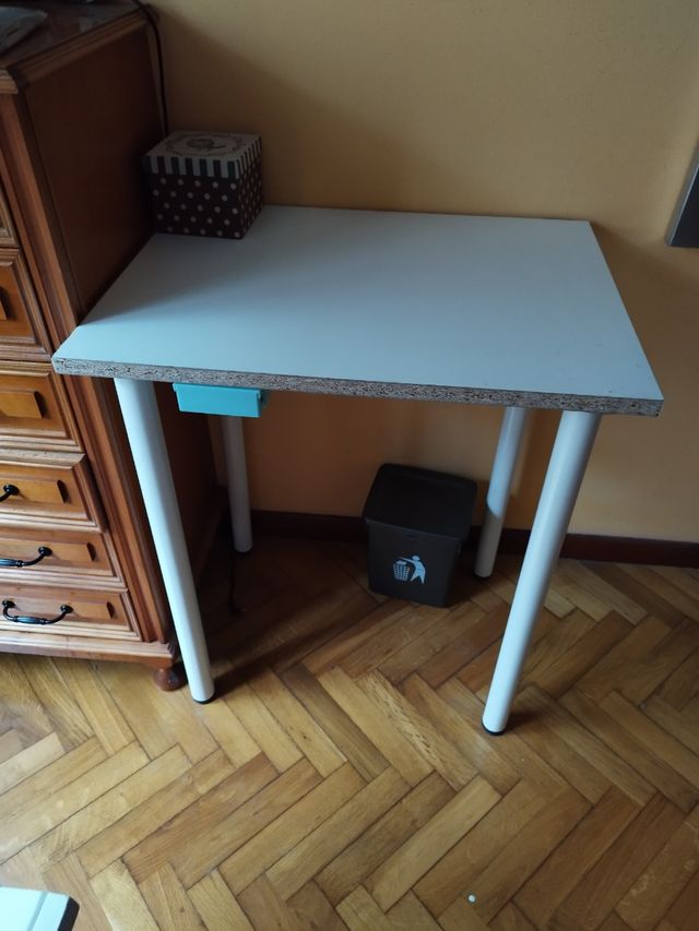 Escritorio y silla blanco. No sé hacen envíos