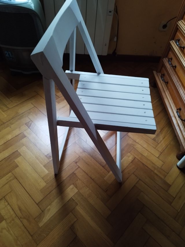 Escritorio y silla blanco. No sé hacen envíos