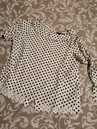Blusa blanca zara lunares botones en la espada