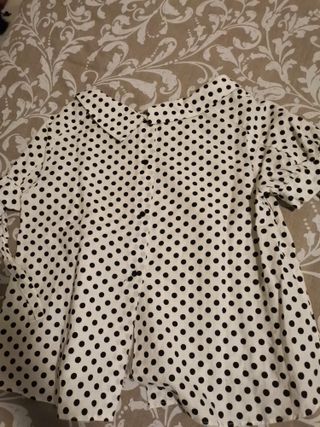 Blusa blanca zara lunares botones en la espada
