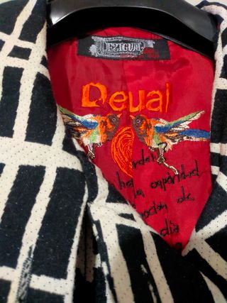 Abrigo desigual,como nuevo,muy poco uso,