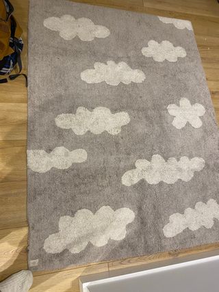Alfombra infantil de nubes de Lorena Canals