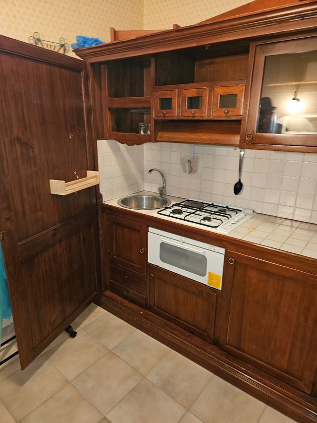 Cucina in legno, stile armadio