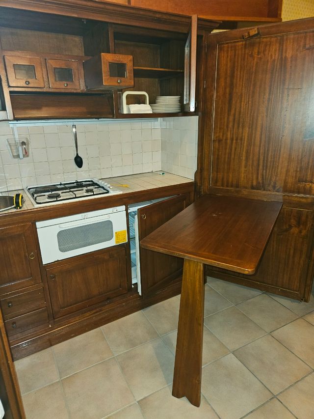 Cucina in legno, stile armadio