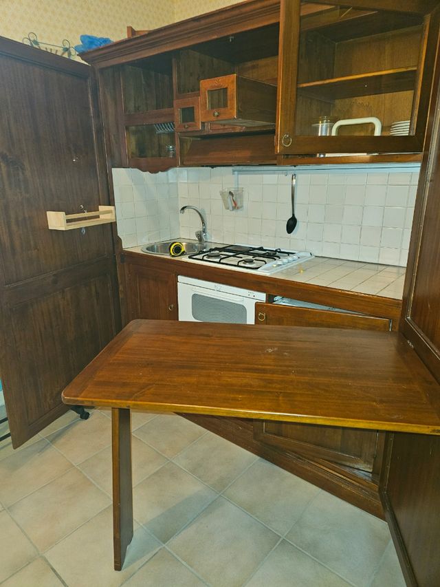 Cucina in legno, stile armadio