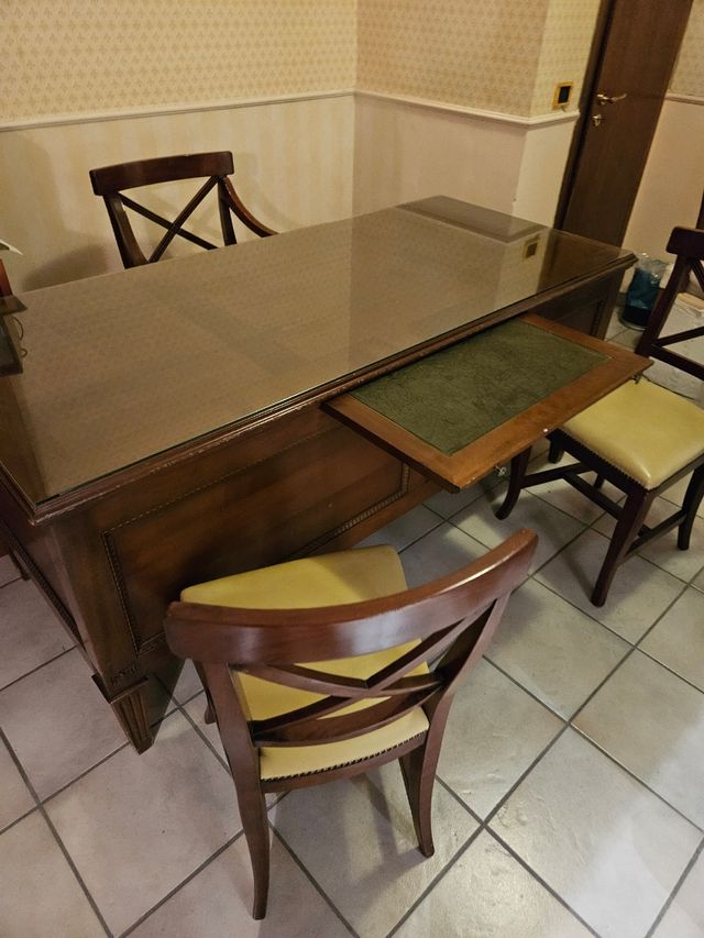 Scrivania in legno di ciliegio