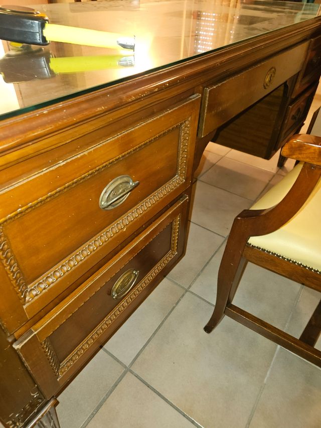 Scrivania in legno di ciliegio